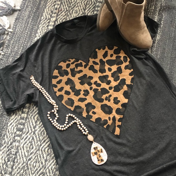 Leopard Heart t-shirt Graphic crew-neck Women’s - Picture 4 of 4